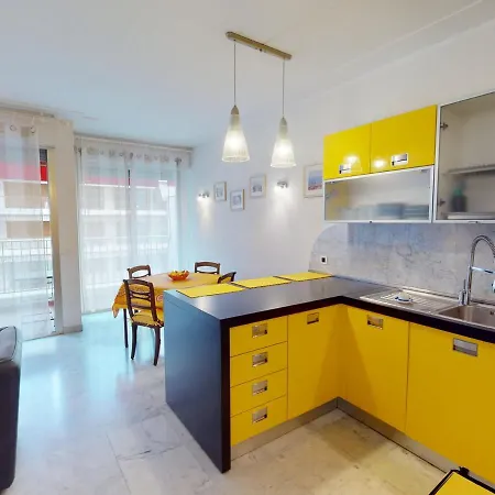 Grand 2 Pièces Climatisé Avec Terrasse Et Garage Privé Près De La - Fr-1-196-311 Appartamento *