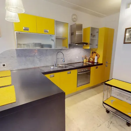 Grand 2 Pièces Climatisé Avec Terrasse Et Garage Privé Près De La - Fr-1-196-311 Appartement Menton
